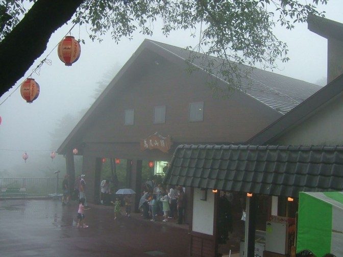 小雨と霧に煙る駅舎