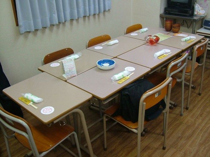 まさに学校の教室の風情。給食を食べる用に机が向き合っている