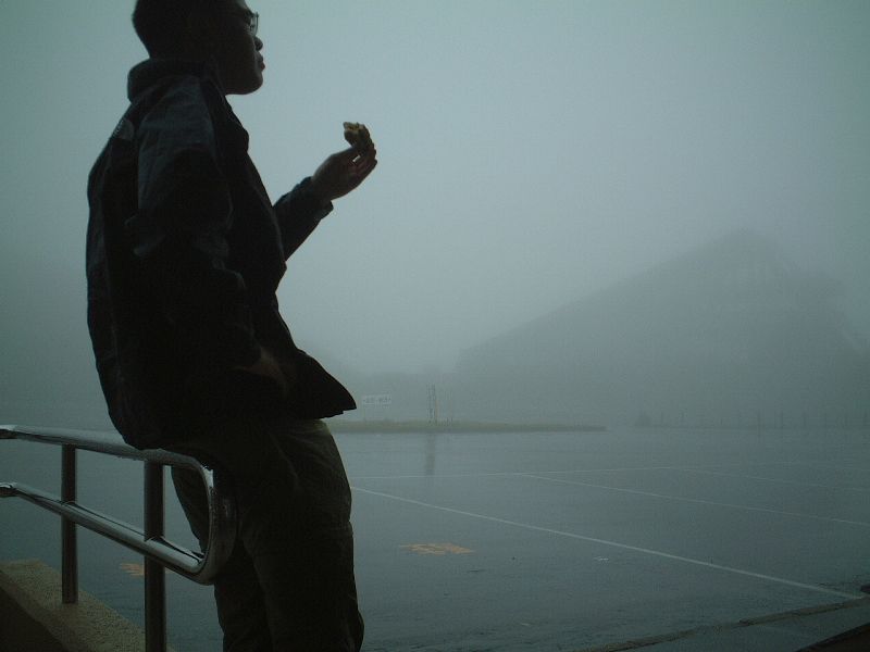 鉾立登山口の駐車場は濃霧