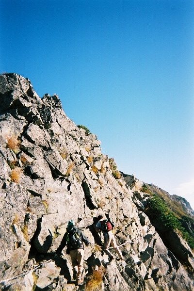 岩に抱きつきながらの登山