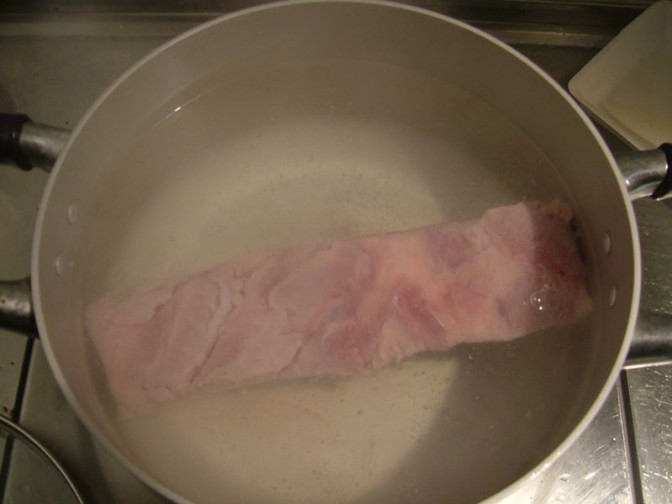 豚バラ肉を煮込む