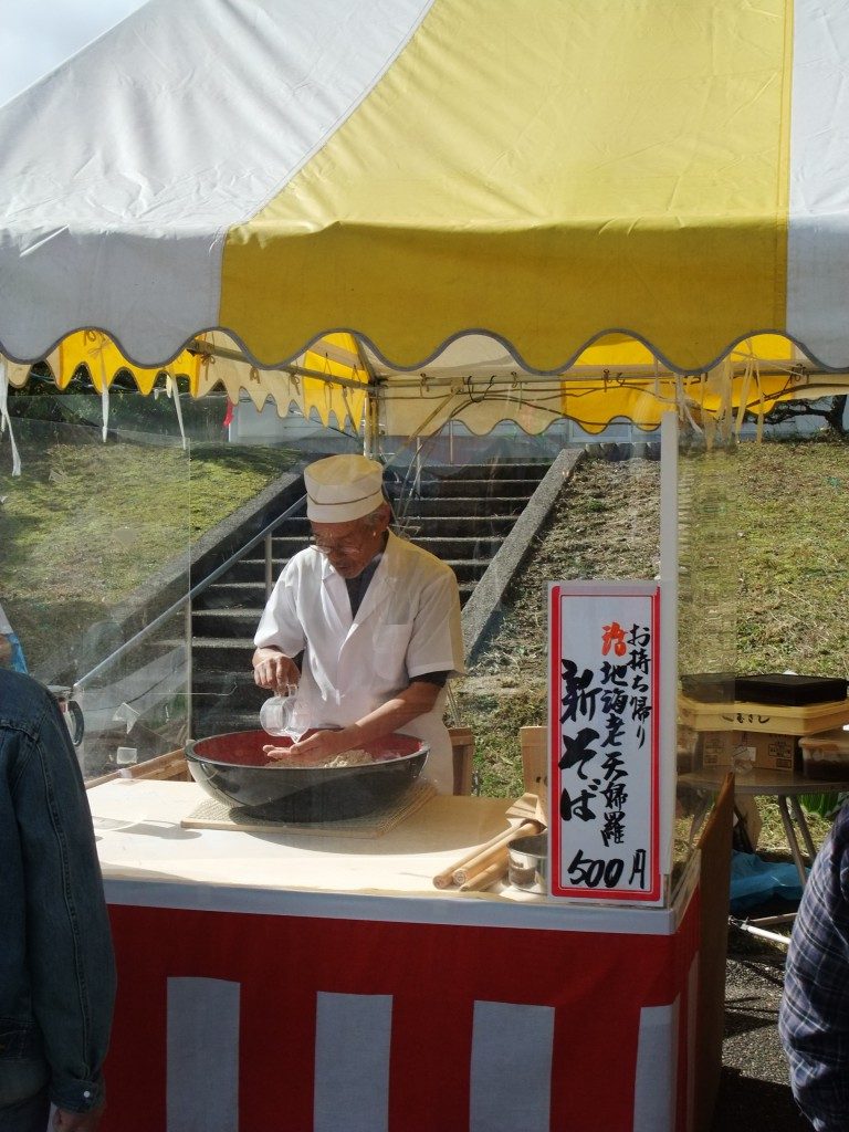 当然蕎麦打ちもやっている