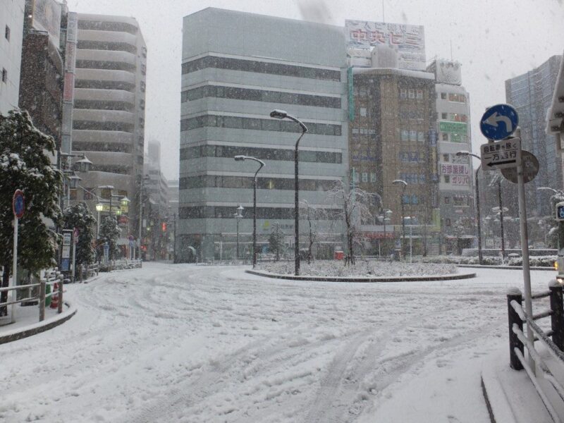 雪の高円寺駅