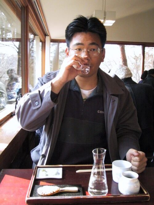 おそるおそる日本酒を飲むおかでん