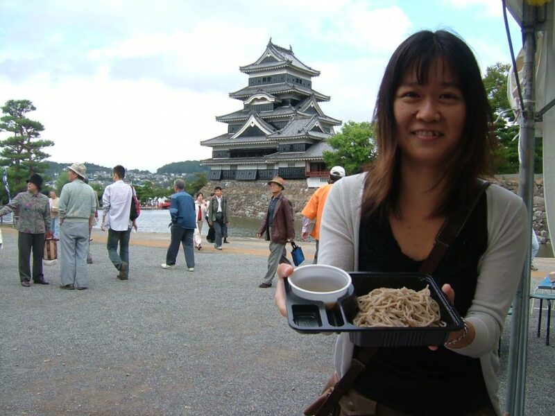 国宝松本城をバックに蕎麦