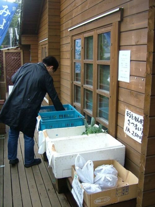 お店の前で野菜を売っていた