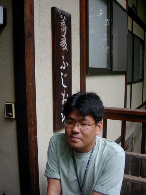 開店を店頭で待つ