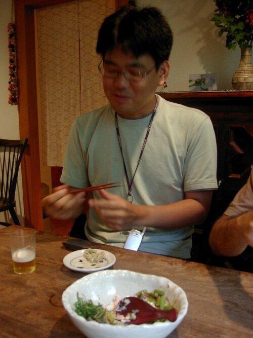 にこにこ顔で野菜を食べる