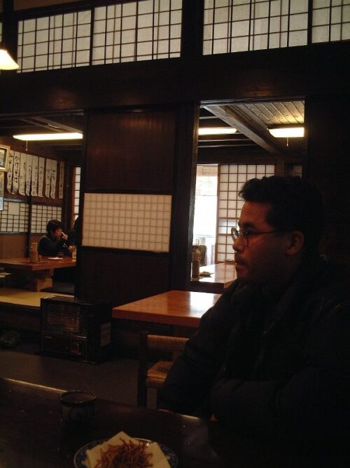 そば七店内