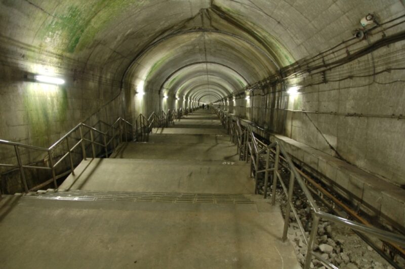 土合駅名物の地下ホームに通じる階段