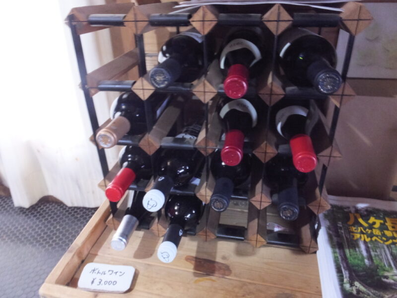 ワインセラーに並ぶワイン