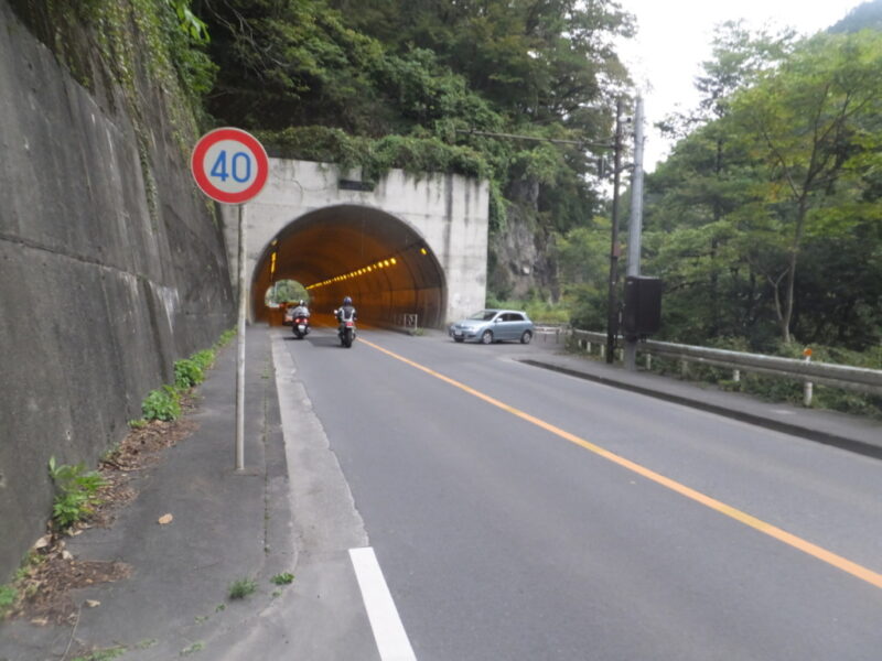 新道のトンネル
