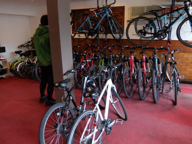 トレックリング店内には自転車いっぱい