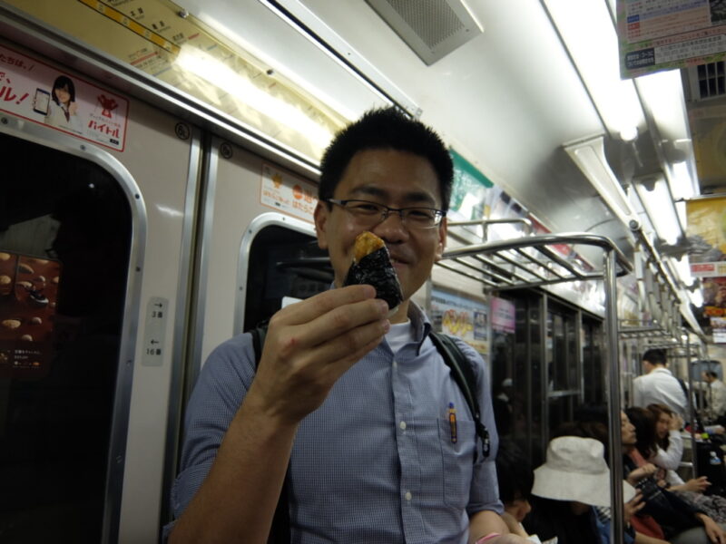 電車の中で食べる