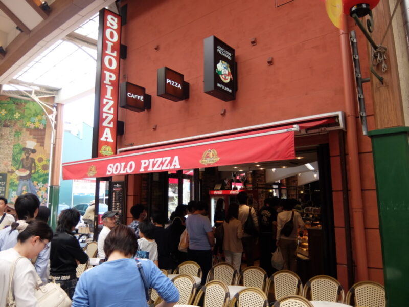 チェザリの横のピザ屋