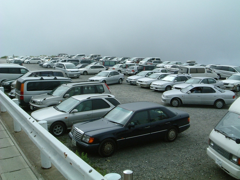 刈田岳の駐車場は車だらけ