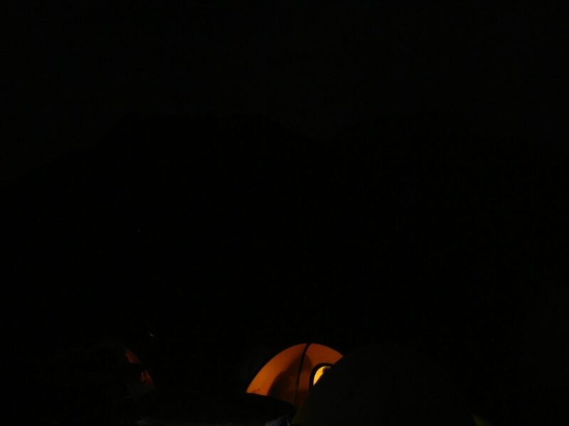 暗闇の中のテント