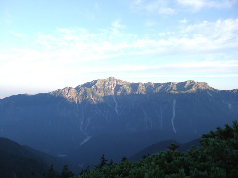 笠ヶ岳にも、朝日が当たり始めた。
