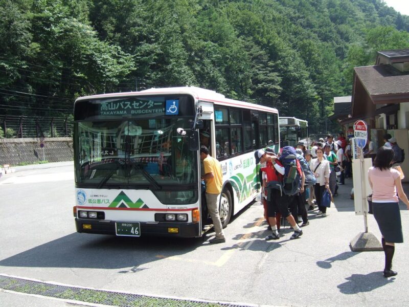 高山バスセンター行きのバス
