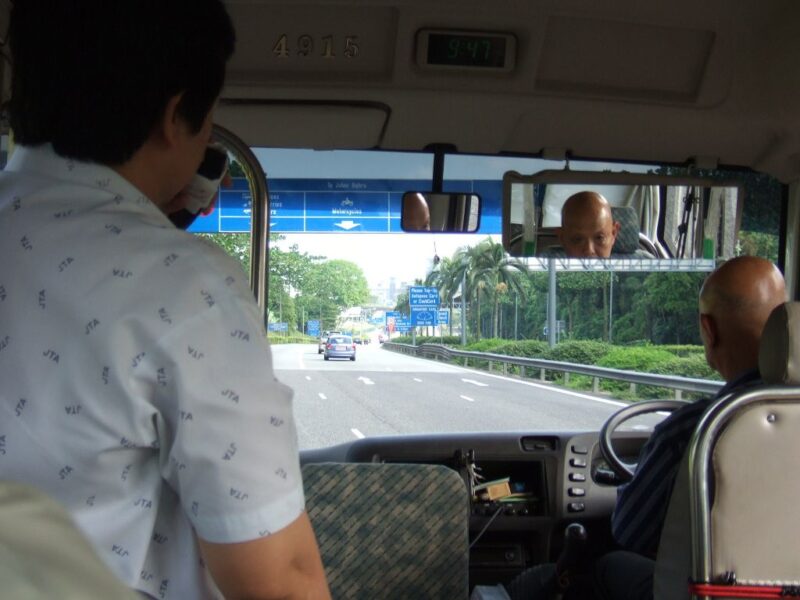 高速道路を走るバス