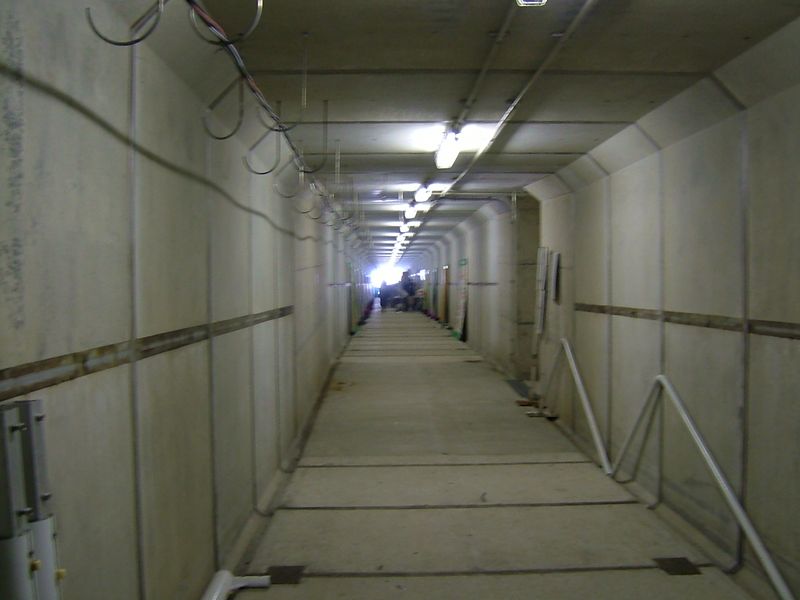 会場内の地下トンネル
