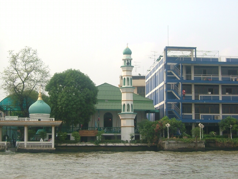 イスラム教のお寺も川沿いにある