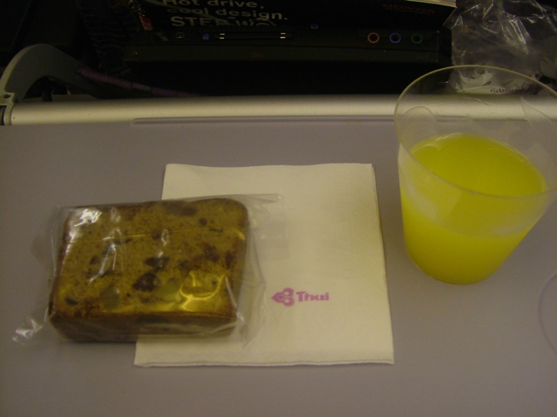 タイ航空のケーキとジュース
