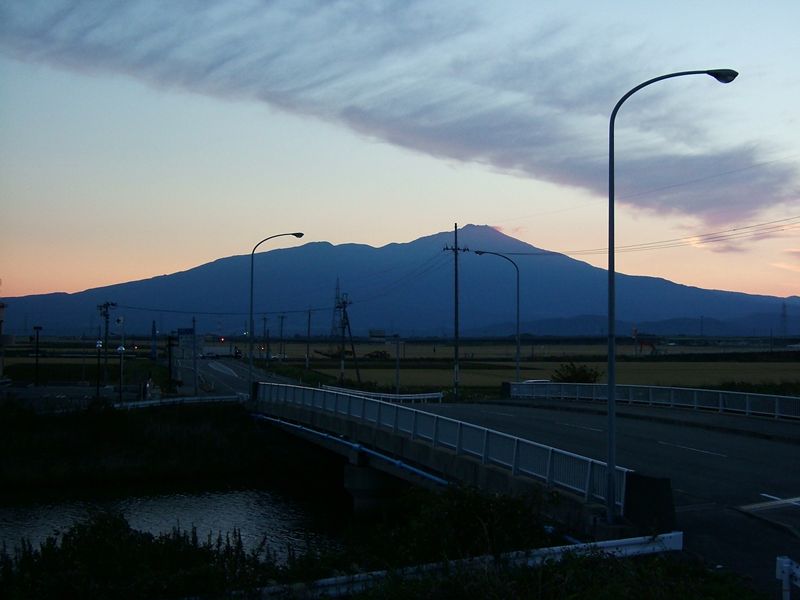 夜明けの鳥海山