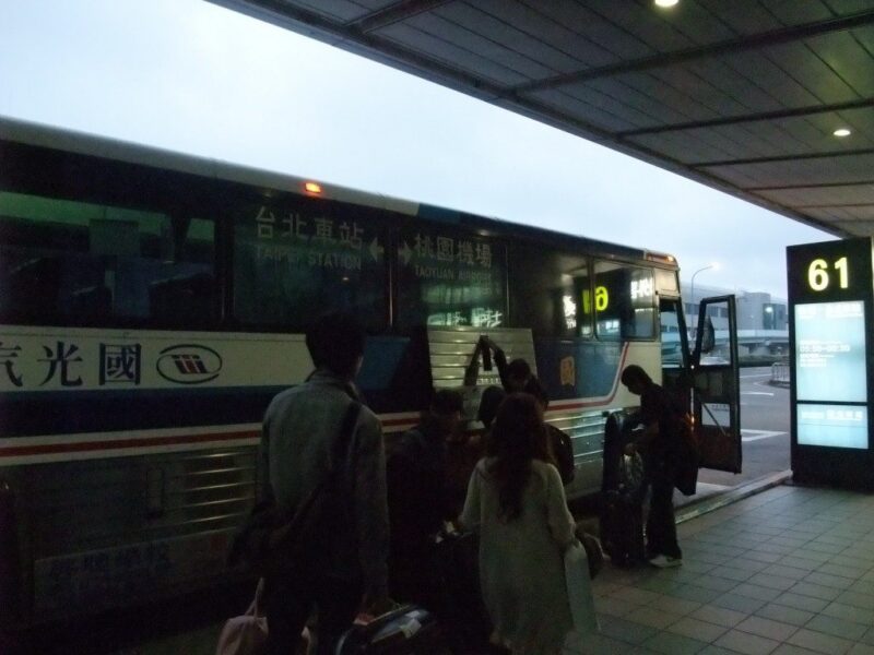 台北行きのバス