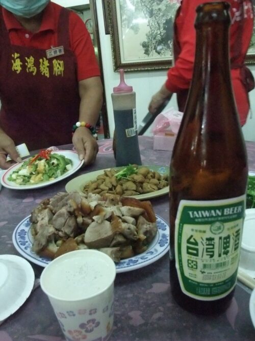 台灣ビールと豚足