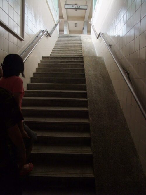 枋寮車站の階段は自転車が通行できるようにスロープがある