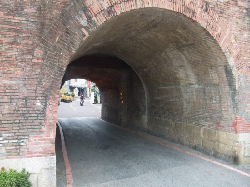 城壁のトンネル