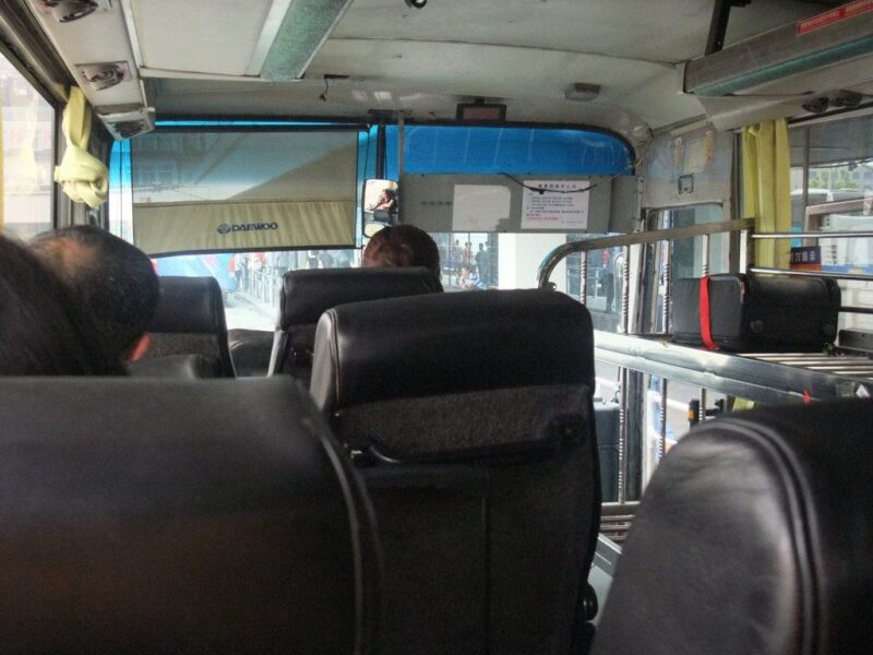 劣悪な座席のバス