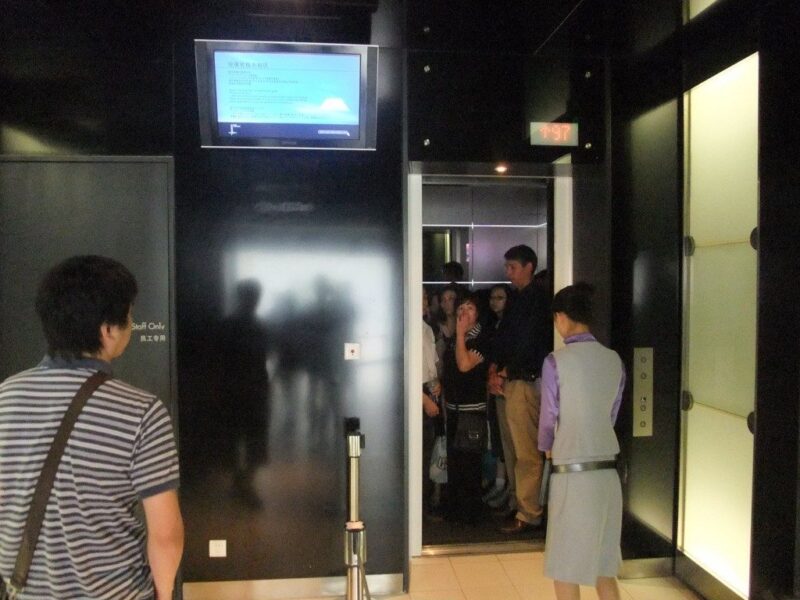 混雑するエレベーター