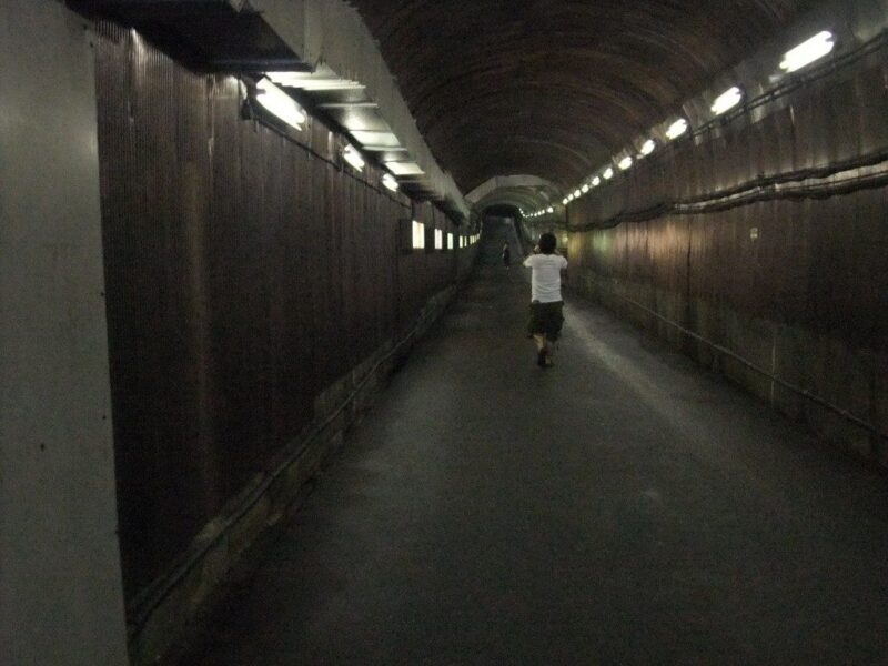 トンネルを歩く