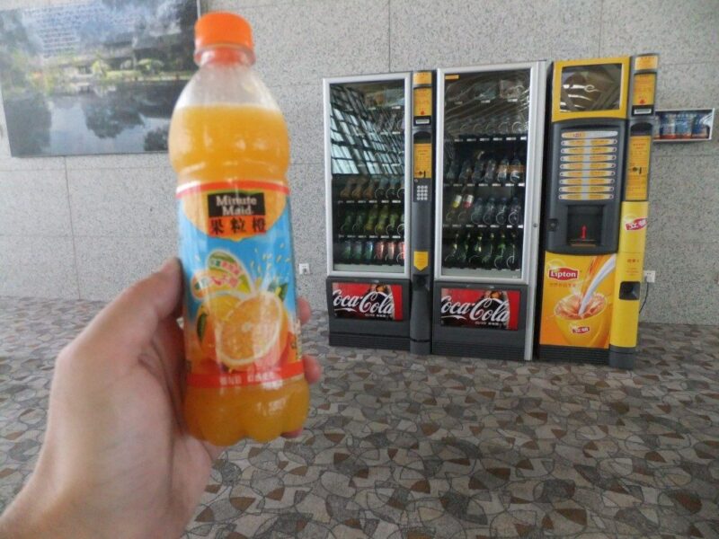 オレンジジュースを買う