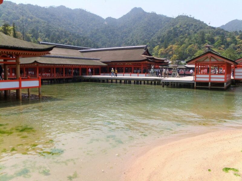 引き潮の厳島神社
