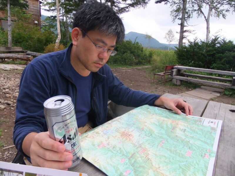 登山地図を眺めながらビール