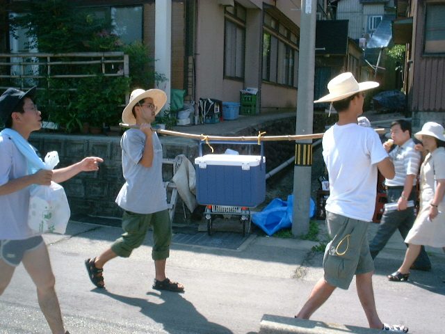 クーラーボックスを抱えて帰る