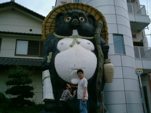 巨大なタヌキ像