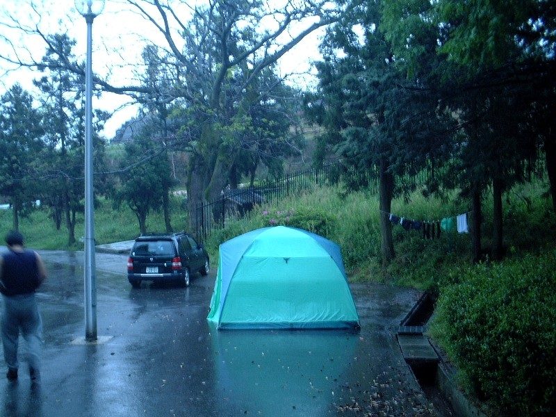 雨が振るテント場