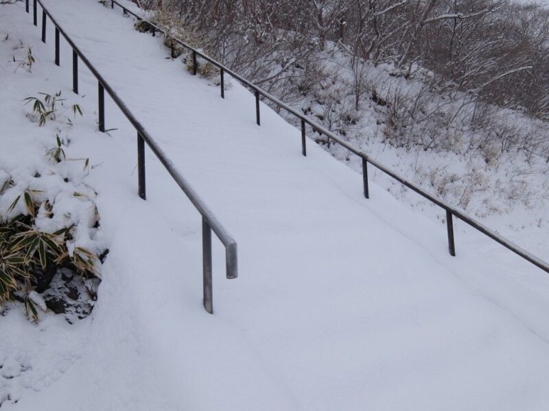 スキージャンプ台のような階段