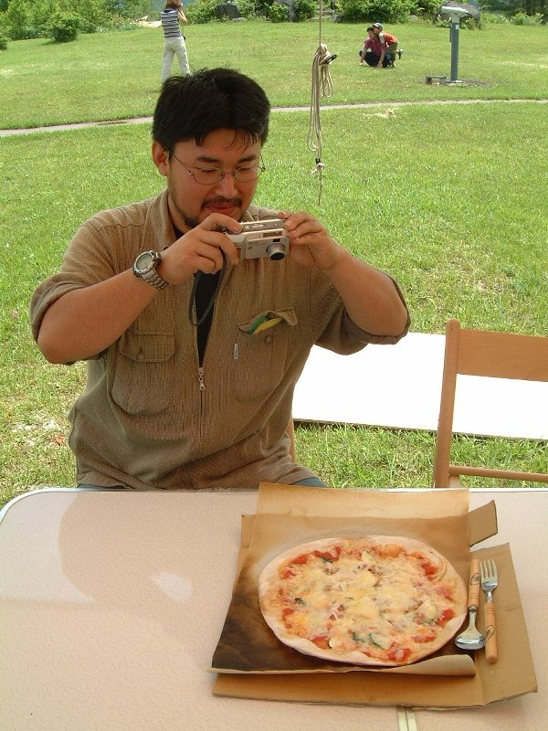 焼きあがったピザを撮影