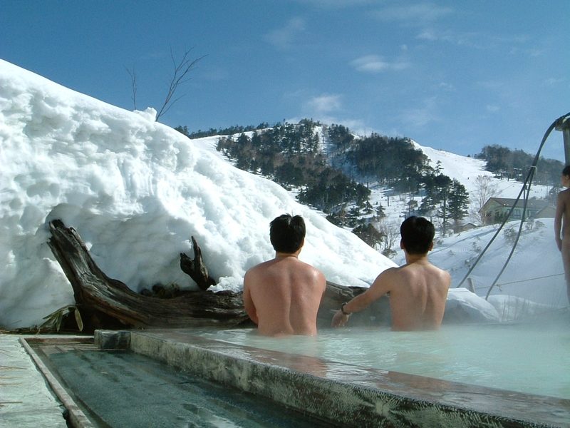 スキー場のゲレンデを見ながらの風呂