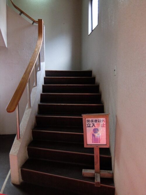 二階には上がれない