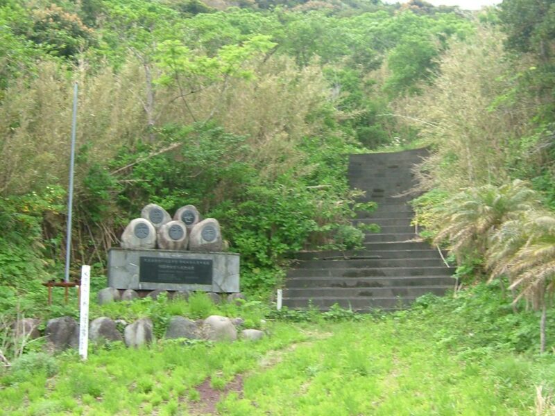 全国戦没者供養大仏像に通じる階段