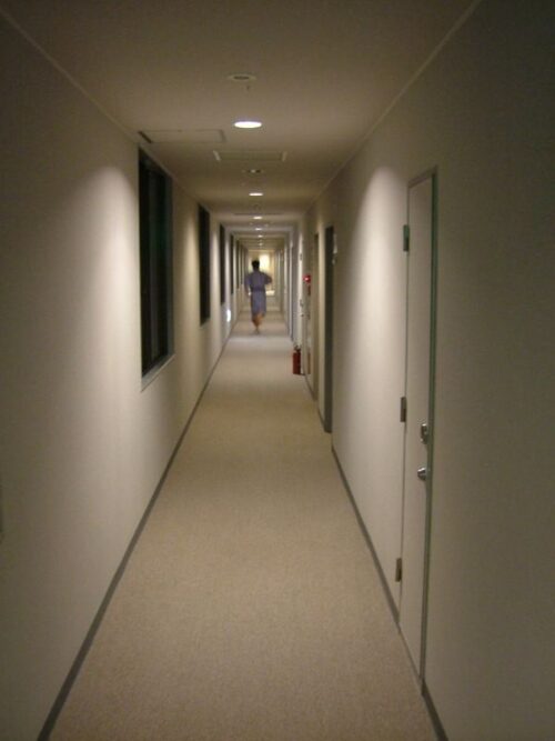 狭い廊下