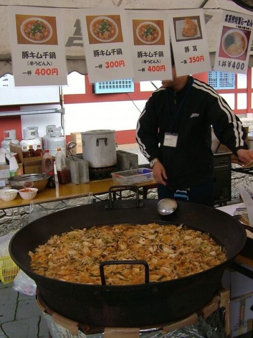 超巨大なべで豚キムチ鍋