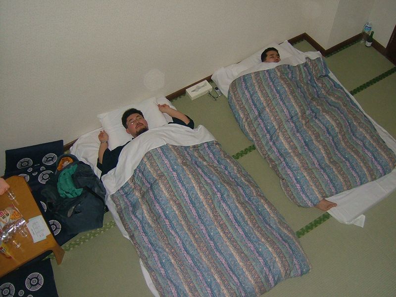 畳で寝る二人