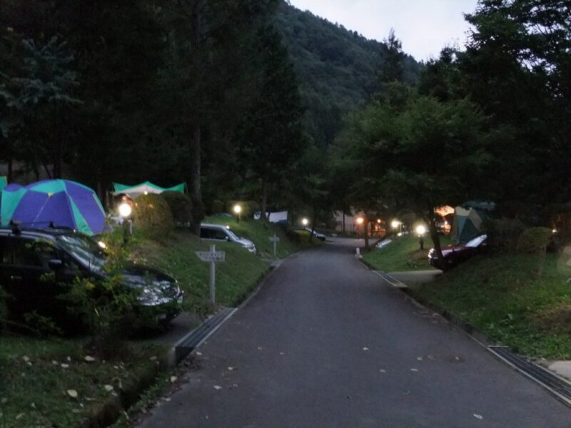 夕暮れ時のオートキャンプエリア